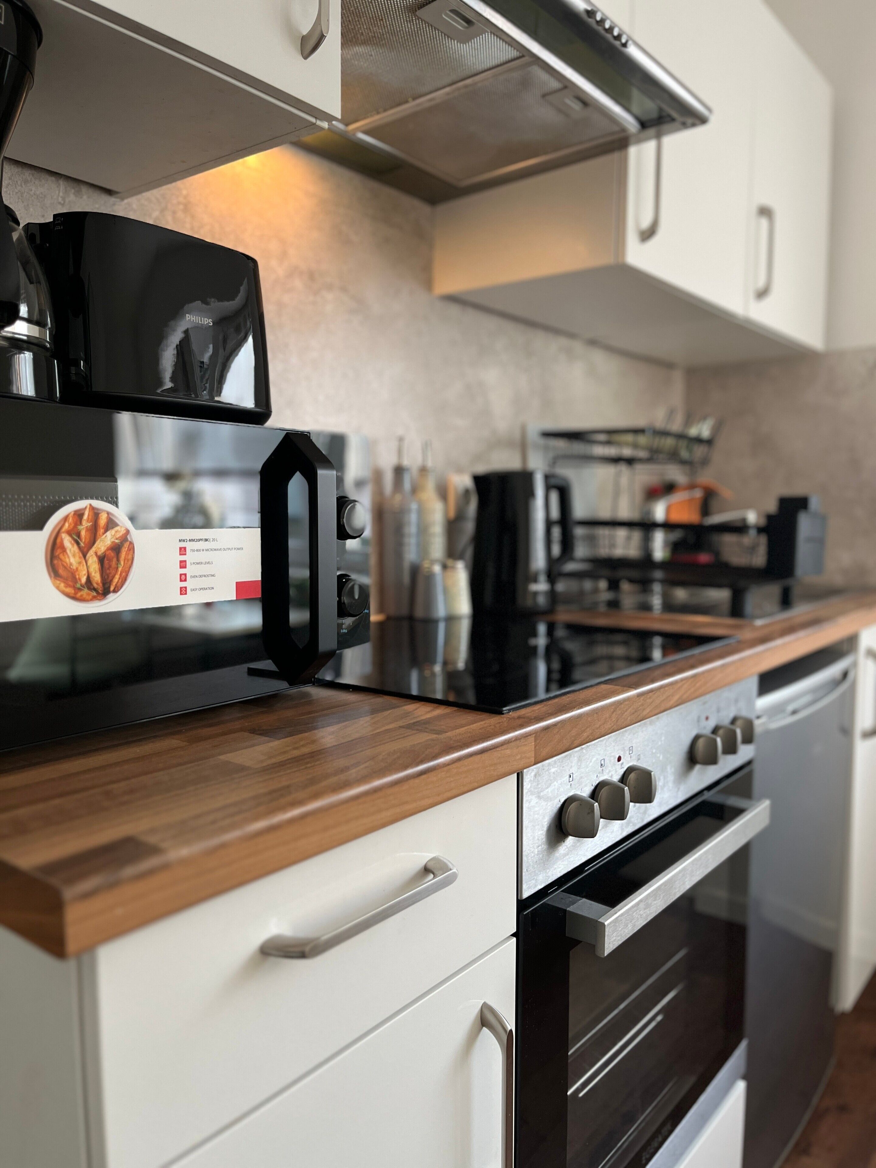 Kühlschrank, Mikrowelle, Ofen, Herdplatte