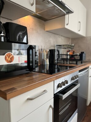 Kühlschrank, Mikrowelle, Ofen, Herdplatte