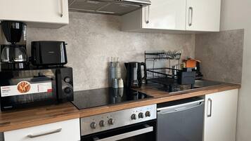 Kühlschrank, Mikrowelle, Ofen, Herdplatte