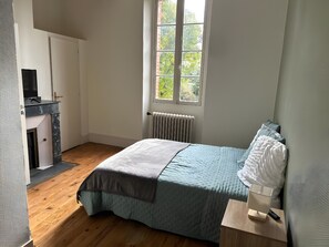 WiFi, bed sheets - Room 7 with Shared Terrace, Communal Garden and Wi-Fi (Vic-en-Bigorre)