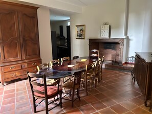 Dining - Room 7 with Shared Terrace, Communal Garden and Wi-Fi (Vic-en-Bigorre)