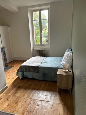 WiFi, bed sheets - Room 7 with Shared Terrace, Communal Garden and Wi-Fi (Vic-en-Bigorre)