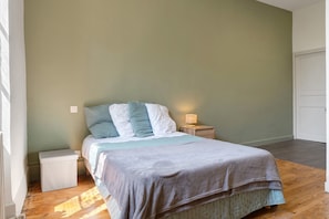 A bedroom with a bed, bedside tables, a nightstand, and a window. - Room 7 with Shared Terrace, Communal Garden and Wi-Fi (Vic-en-Bigorre)