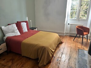 WiFi, bed sheets - Room 9 with Shared Terrace, Communal Garden and Wi-Fi (Vic-en-Bigorre)