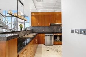 Private kitchen - 2BR Duplex DIFC Museum of the Future (Dubai)