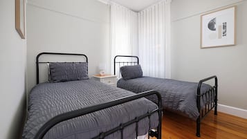 3 habitaciones, tabla de planchar con plancha, internet y ropa de cama