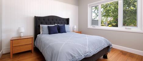 3 slaapkamers, een strijkplank/strijkijzer, internet, beddengoed