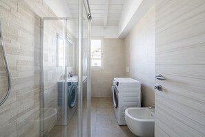 Shower, bidet, towels