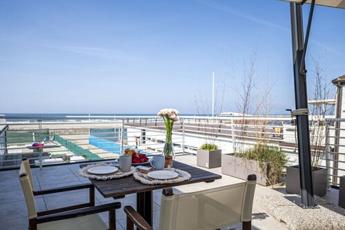 The apartment is modern, well-organized, and designed to offer comfort and functionality throughout your stay. The spaces are bright and airy, with a layout that allows for easy movement even with multiple guests.It features two bedrooms: one with a doub