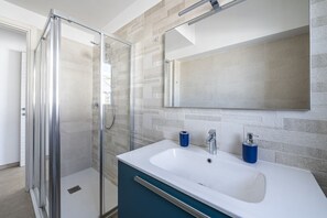 Shower, bidet, towels