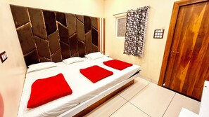 Habitación triple Deluxe | Ropa de cama de alta calidad y escritorio