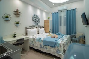 1 bedroom, desk, iron/ironing board, free WiFi - The Aqua - Stylish & Comfy Studio in Egaleo/Athens (Egaleo)