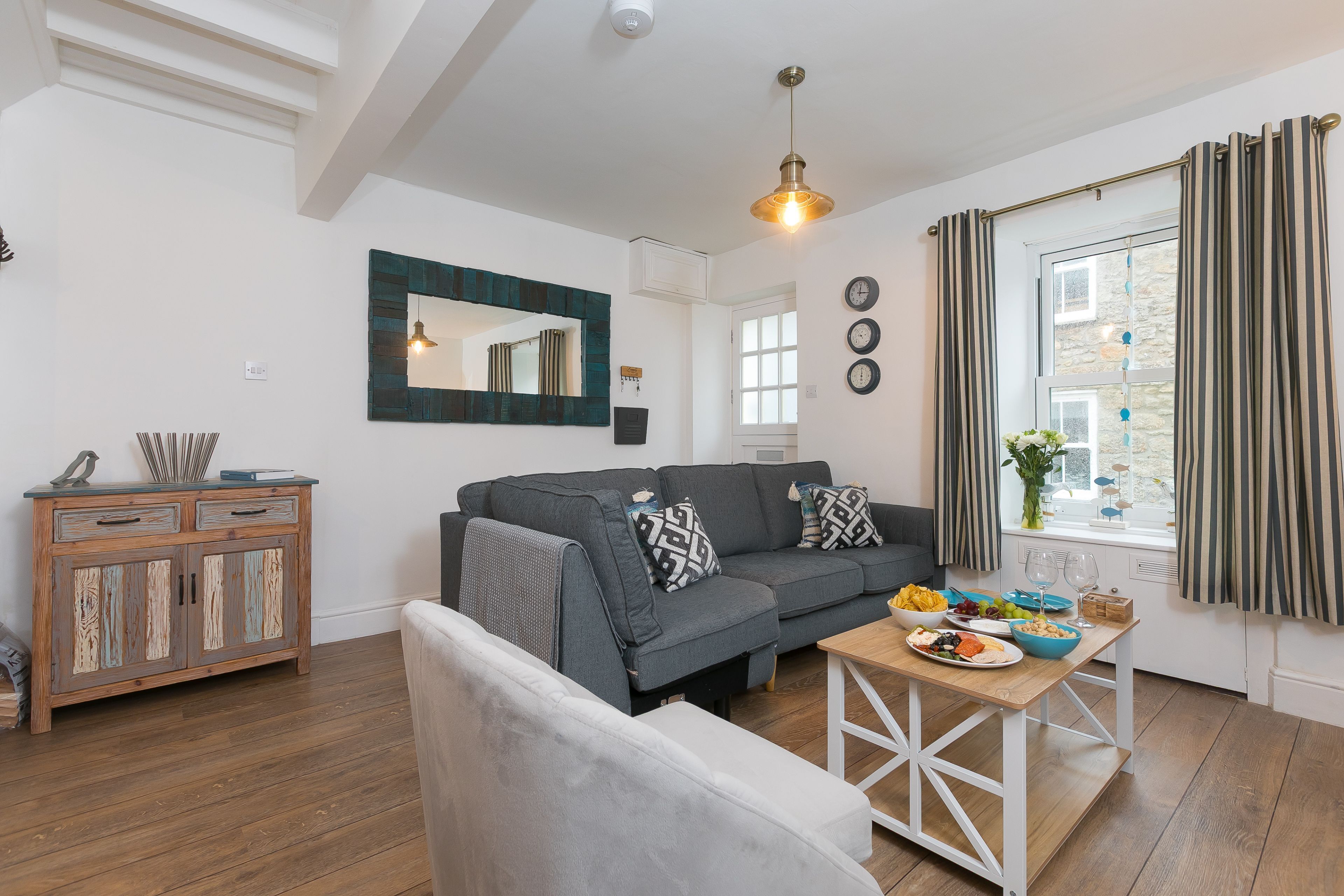 Una televisión, una chimenea