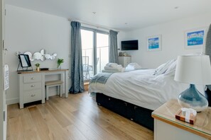 Desk, iron/ironing board, WiFi, bed sheets - Sea Vista – Sleeps 6 – Sea Views – Penthouse – Parking (Carbis Bay)