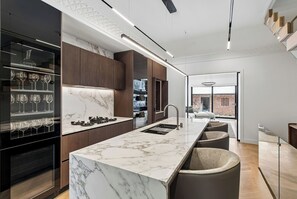 Private kitchen - Luxury Home 4bed5bath | Parking | Sauna | Gym (Toronto)