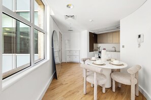 In-room dining - Luxury Suite Museum of the Future View (Dubai)