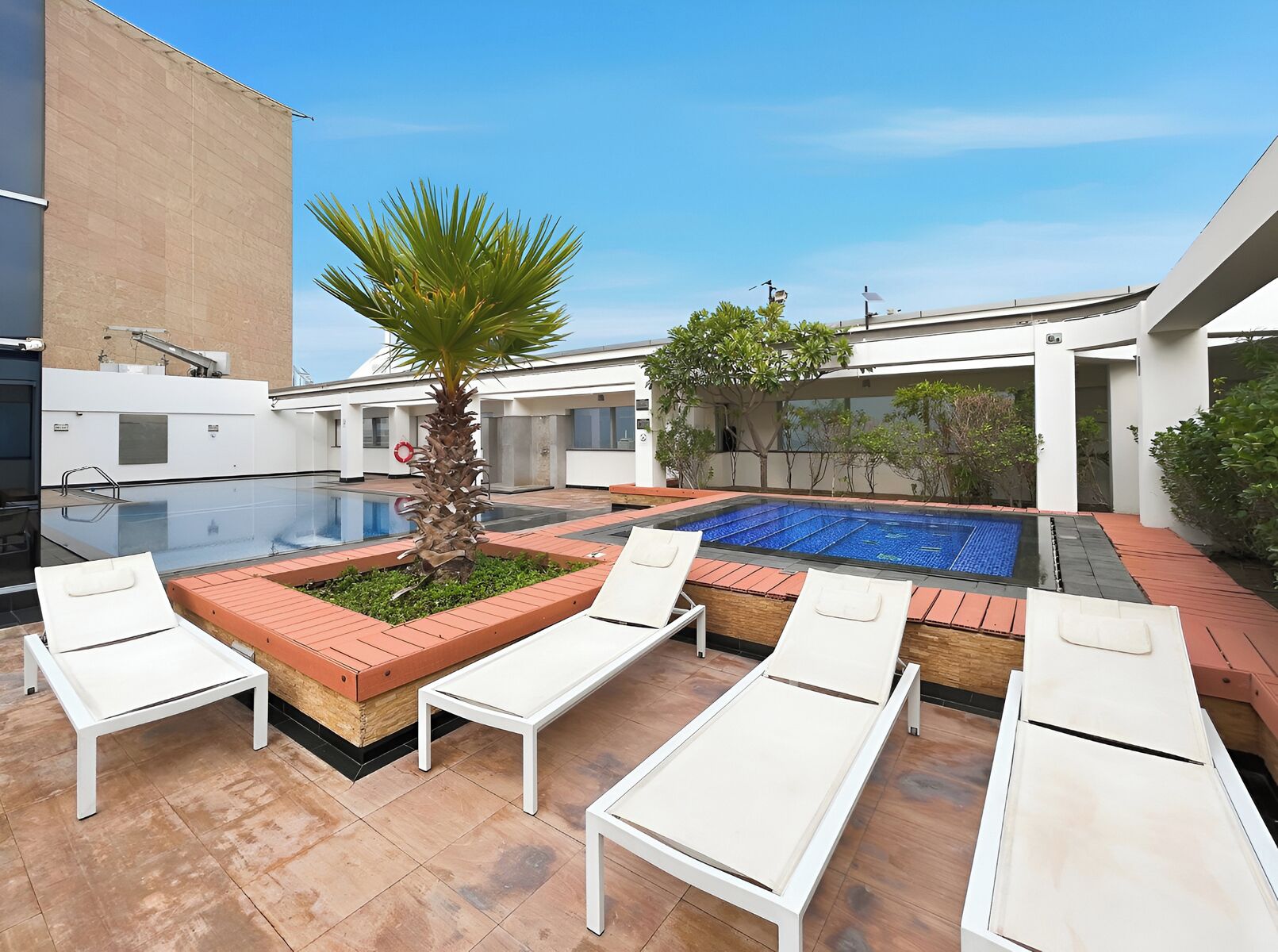 Una piscina al aire libre