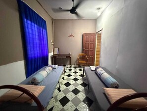 Deluxe Twin Room | Bed sheets - OYO 91270 Sabsa Homestay (Kuching)