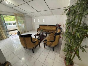 Lobby sitting area - OYO 91270 Sabsa Homestay (Kuching)