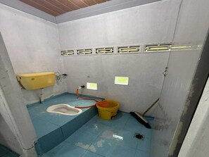 Shower, towels - OYO 91270 Sabsa Homestay (Kuching)