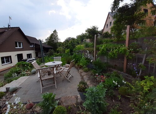 Apartment 'Zur Waldroute' mit Gemeinschaftsterrasse, privatem Garten und WLAN
