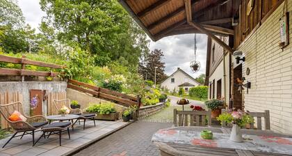 Apartment 'Zur Waldroute' mit Gemeinschaftsterrasse, privatem Garten und WLAN