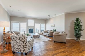 Televisión, chimenea y futbolito