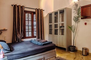 6 bedrooms, iron/ironing board, WiFi, bed sheets - Spacious 6-bedroom villa in gorgeous Thiruvananthapuram with AC , Event Space (Thiruvananthapuram)