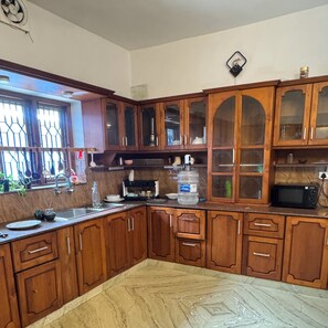 Private kitchen - Spacious 6-bedroom villa in gorgeous Thiruvananthapuram with AC , Event Space (Thiruvananthapuram)