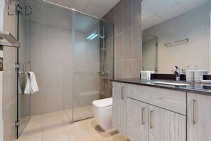 Shower, hair dryer, towels - Elegant & Modern 1br Apartment (Dubai)