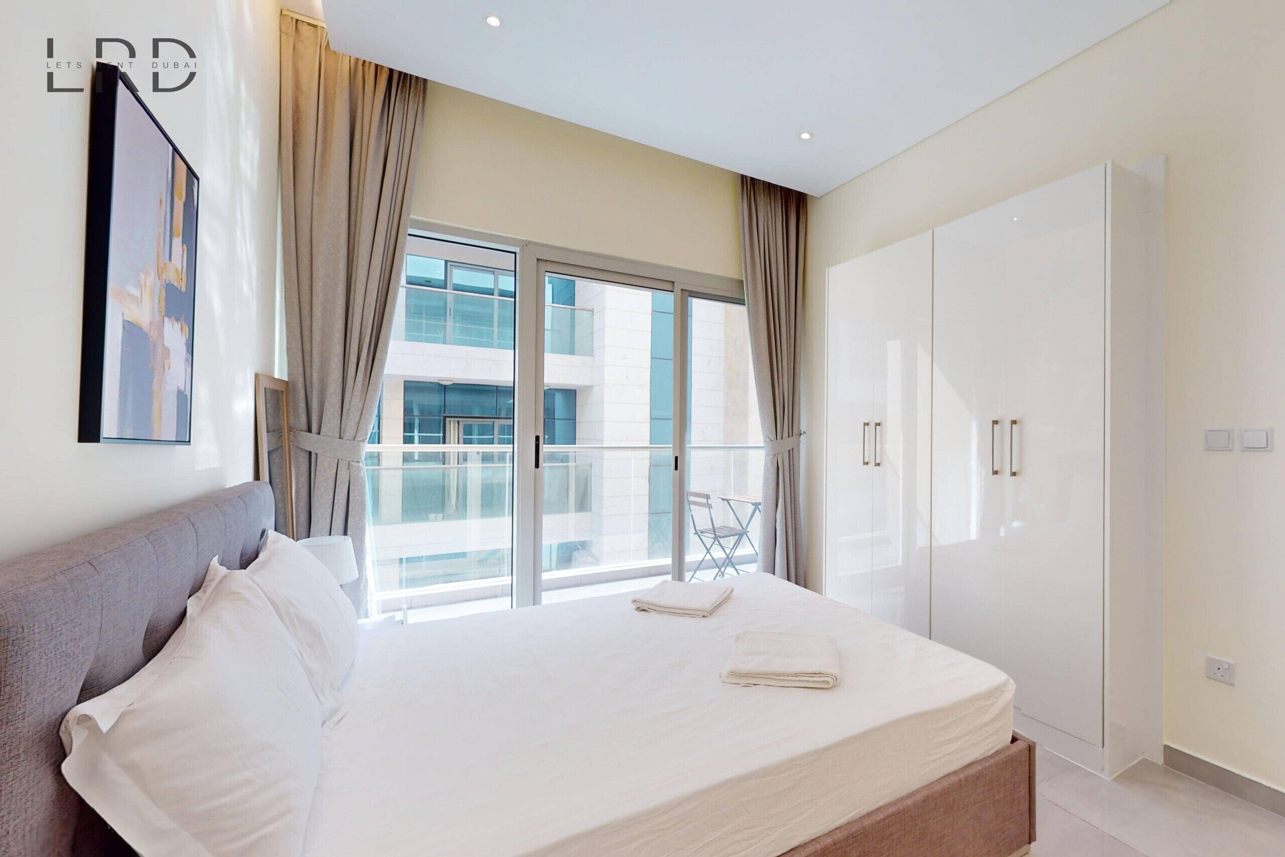 Tabla de planchar con plancha, wifi gratis, ropa de cama