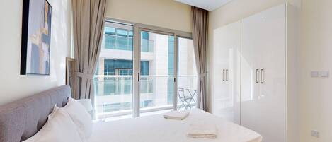 Tabla de planchar con plancha, wifi gratis, ropa de cama