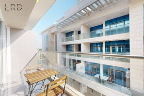 Outdoor dining - Elegant & Modern 1br Apartment (Dubai)