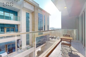 Outdoor dining - Elegant & Modern 1br Apartment (Dubai)