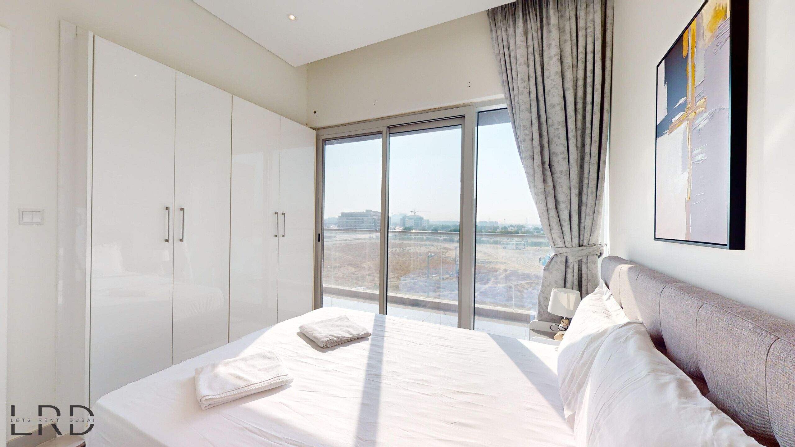 Tabla de planchar con plancha, wifi gratis, ropa de cama