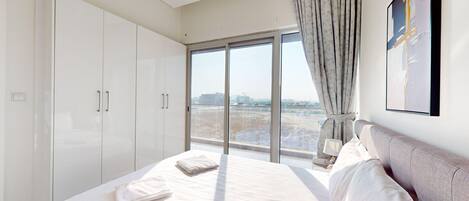 Tabla de planchar con plancha, wifi gratis, ropa de cama