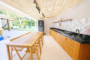 Outdoor dining - Complete house in Búzios with pool and gourmet area for up to 10 people. (Armação dos Búzios)