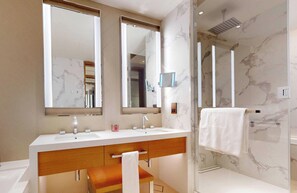 Shower, hair dryer, towels - Elegant 2BR in The Address Opera, Downtown (Dubai)