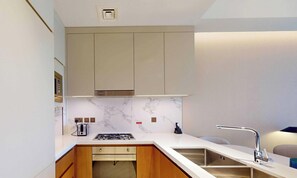 Jääkaappi, mikroaaltouuni, uuni, astianpesukone