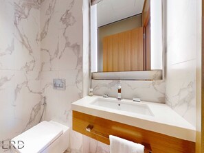 Shower, hair dryer, towels - Elegant 2BR in The Address Opera, Downtown (Dubai)