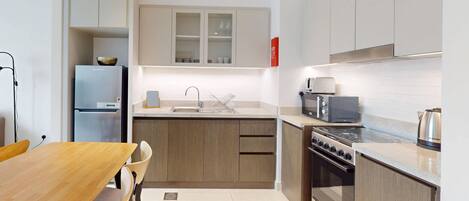 Kühlschrank, Mikrowelle, Ofen, Wasserkocher mit Kaffee-/Teezubehör