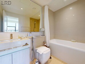 Shower, hair dryer, towels - Stylish and Serene 2BR Apartment in Dubai Hills (Dubai)