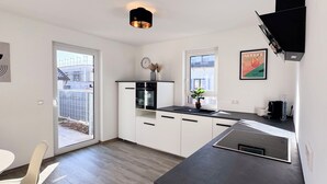 Coffee/tea maker, fridge, oven, stovetop - Spacious 118m² Suite for Work & Play | 3BR, 2BA, Office, WiFi, Parking (Remchingen)