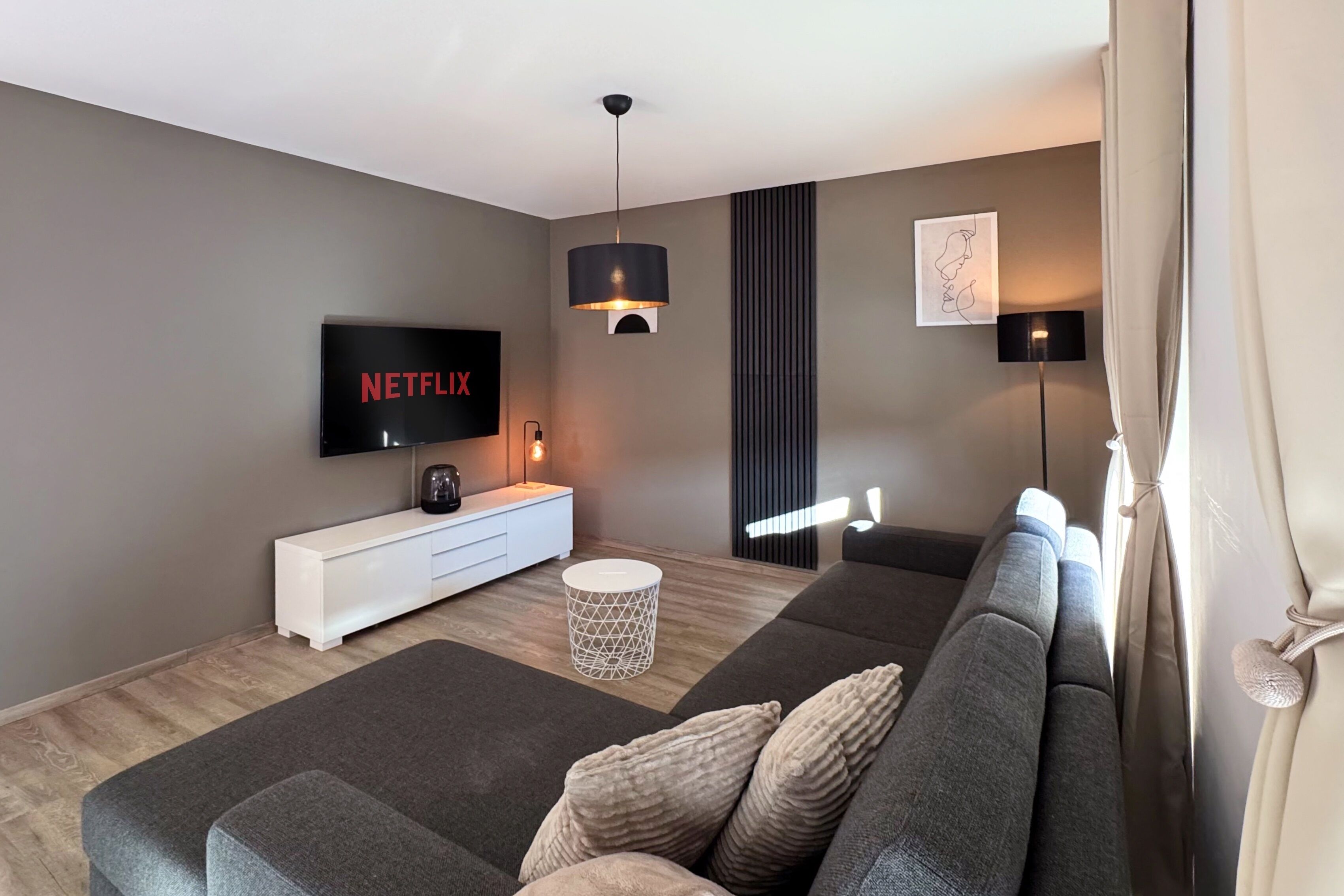 Una Smart TV, un reproductor estéreo