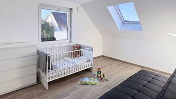 3 Schlafzimmer, Schreibtisch, Bügeleisen/Bügelbrett, Reisekinderbett