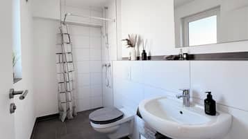 Douche, sĂšche-cheveux, serviettes fournies, savon