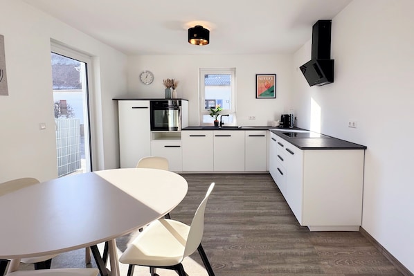 Fridge, oven, stovetop, dishwasher