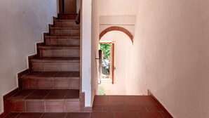 Una scala che conduce a una porta con un arco.