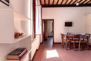 Dining - 'Vicolo del Corso - Duomo' Apartment with Shared Terrace and Wi-Fi (Massa Marittima)