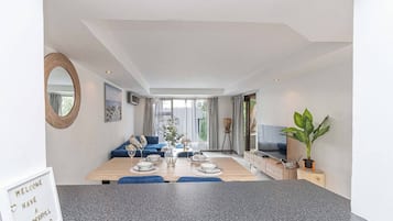 Apartment, 3 Bedrooms, Smoking, Balcony | Living room